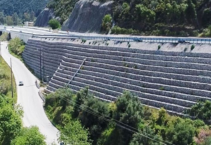 Οπλισμένη γη με TERRAMESH SYSTEM & γεώπλεγμα MACGRID WG