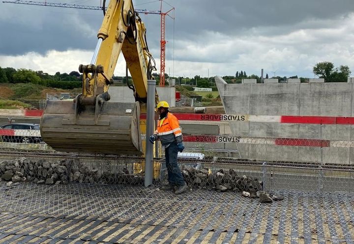 Filling of the front gabions