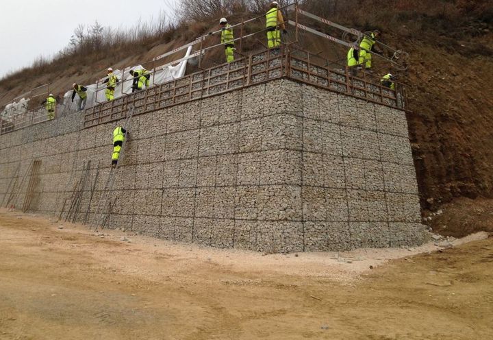 Pendant la mise en oeuvre des gabions cloués