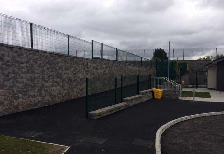 Large retaining walls - MacWall vertica with fence on top