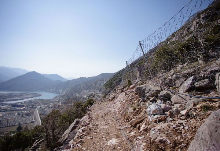 Rockfall barrier