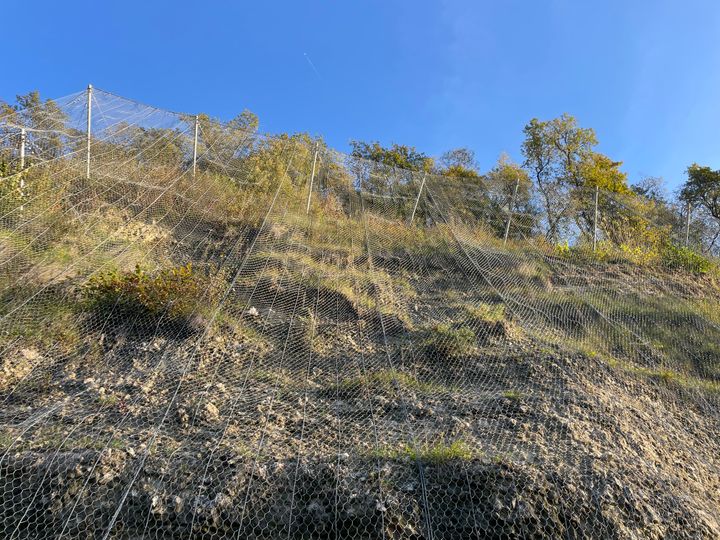 Canalisation des blocs jusqu’au pied de la falaise