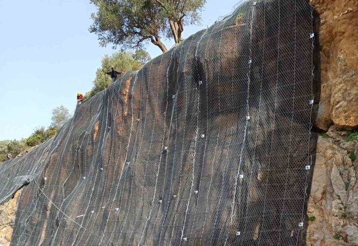 ΠΛΗΡΩΣ ΑΓΚΥΡΟΥΜΕΝΟ ΠΛΕΓΜΑ ΜΑCARMOUR 60x60 ΣΤΗ ΦΑΣΗ ΤΗΣ ΤΟΠΟΘΕΤΗΣΗΣ