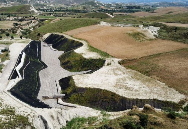 Vista generale dell'opera durante la fase di rinverdimento delle scarpate