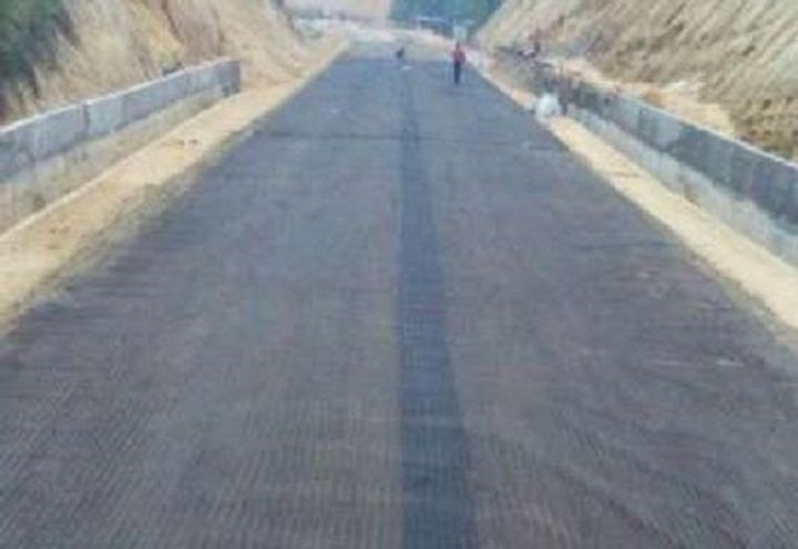 Photo 3: Laying of MacGrid EG 30S