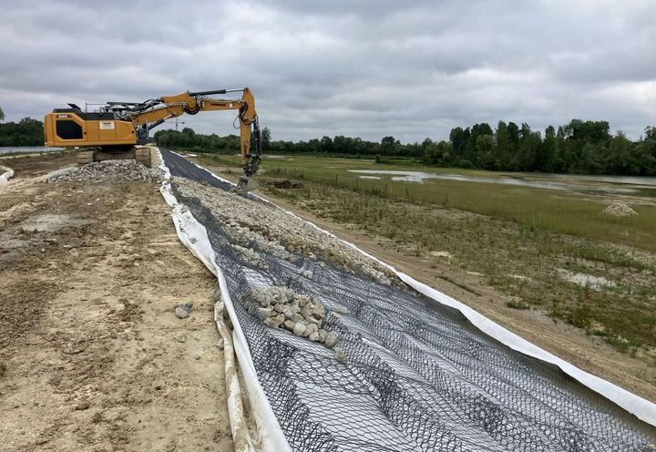 Mise en place des pierres à gabions dans les Matelas Reno