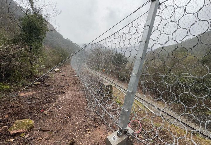 Línea ferroviaria protegida por la barrera