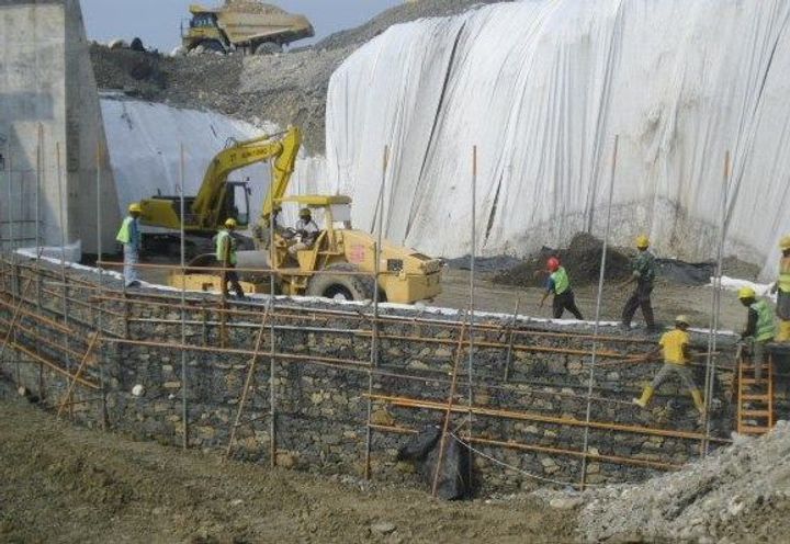 CRUSHER WALL AT INDOCEMENT FACTORY_2