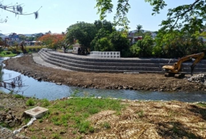 Photo 3 : Construction of Gabion wall behind club house