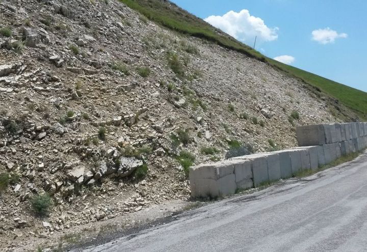 INTERVENTI DI PROTEZIONE DA CADUTA MASSI S.P. 120 - SARNANO (MC)_1