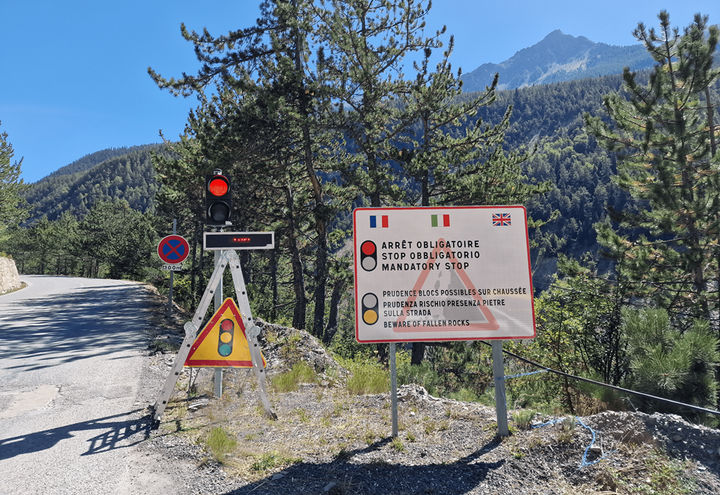The acquisition centers activate alert signals in case of an impact.