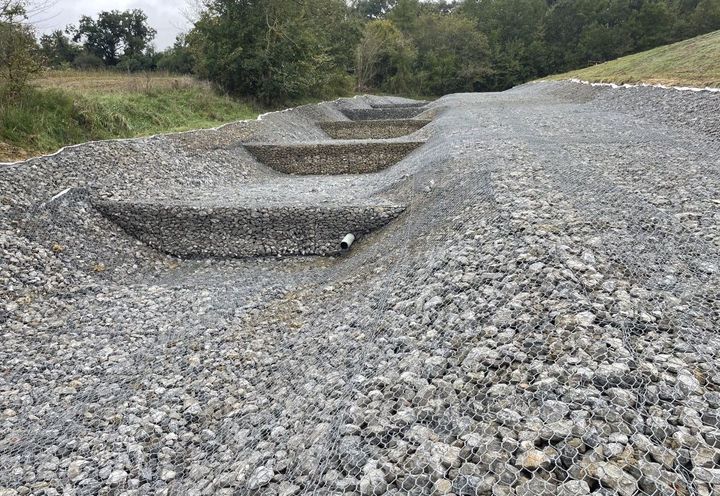 Déversoir en seuil de 1m de hauteur en gabions