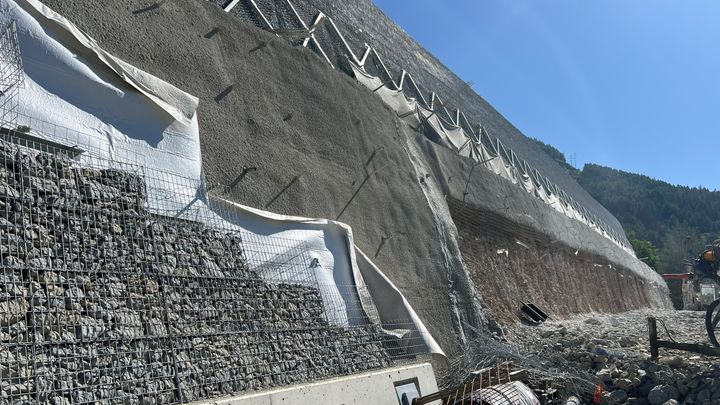 Pokračovanie inštalácie gabionového obkladu