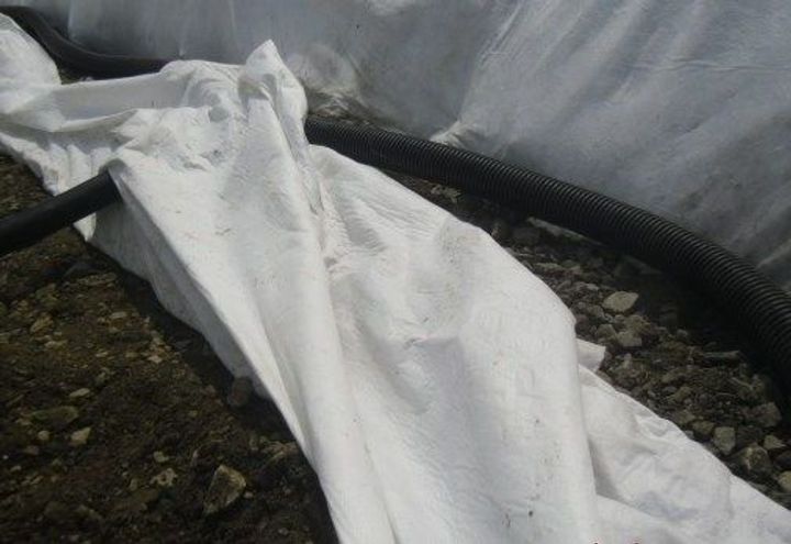 Stones as draining material; Corrugated collecting pipes