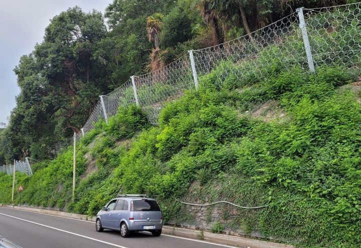 Vista della protezione con barriere paramassi Officine Maccaferri con Hellomac