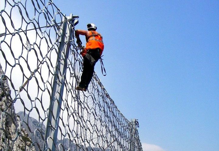Securing main absorption panels to upper cables and posts