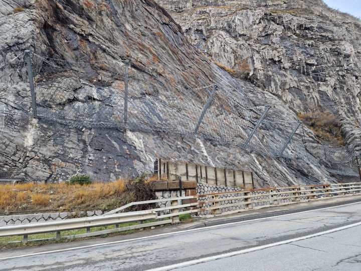 Vue aérienne des écrans en protection de la voie ferrée