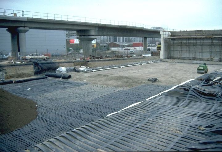 Preston Road Flyover - a soil reinforced wall over Paralink