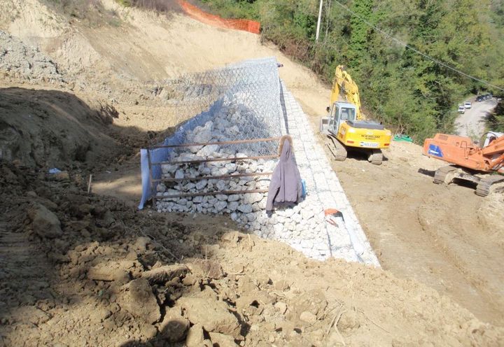Costruzione del muro in gabbioni e movimento terra