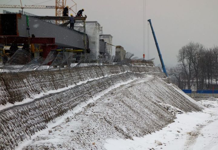 Construction phase: bridge decks on the terramesh wall