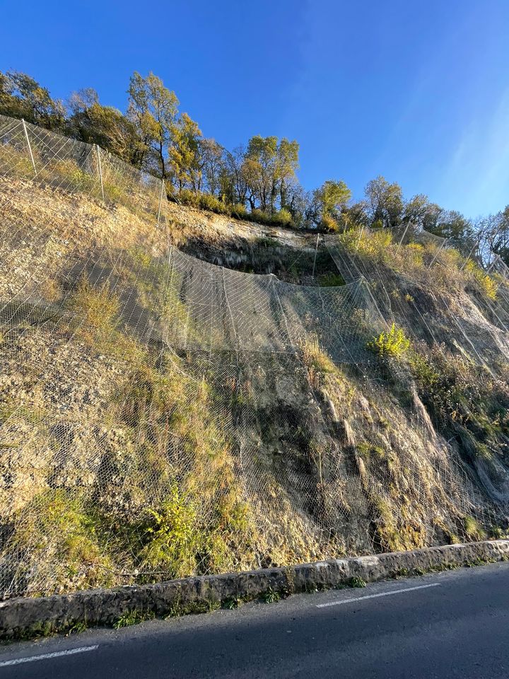 Vue du haut de la falaise avec les poteaux du grillage pendu