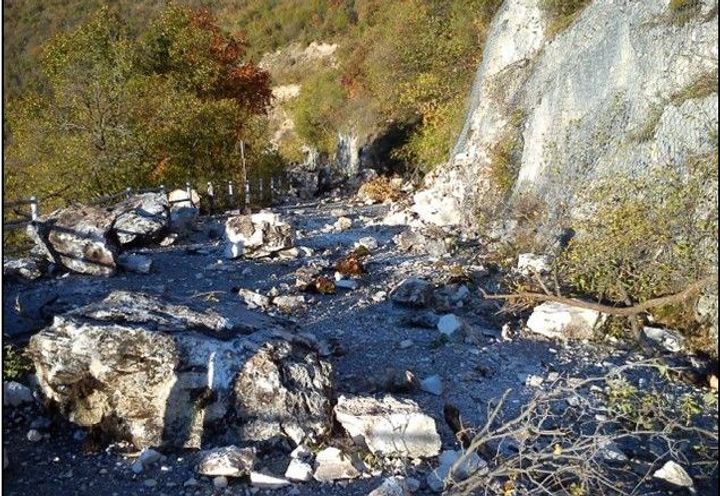 Massi caduti sulla carreggiata stradale (fonte: elaborati del progetto esecutivo
