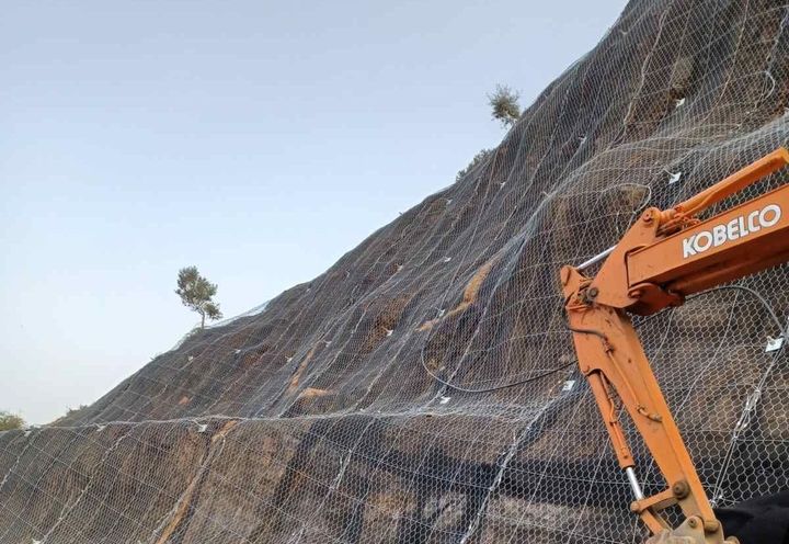 ΠΛΗΡΩΣ ΑΓΚΥΡΟΥΜΕΝΟ ΠΛΕΓΜΑ ΜΑCARMOUR 60x60 ΣΤΗ ΦΑΣΗ ΤΗΣ ΤΟΠΟΘΕΤΗΣΗΣ