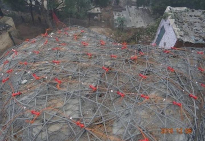 Figure 4- Catridge exposives and nonel units fixed above the boulder