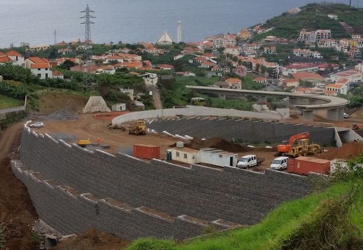 Vista longitudinal del muro simétrico