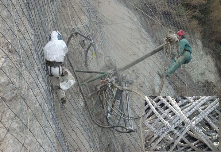 Fase di perforazione degli ancoraggi lungo la pendice - Particolare del Nodo HEA