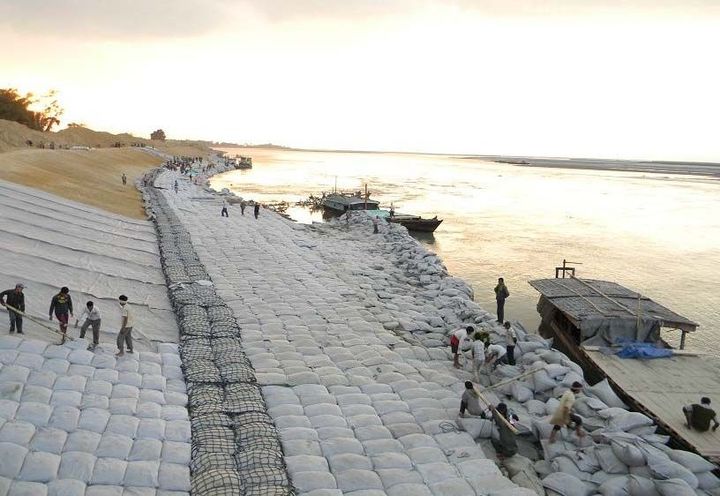 Photo 3: Placement of MacBag® on the river bank