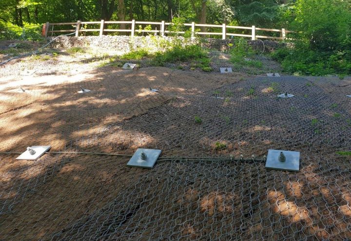 Steelgrid HR in place stabilising the face of the embankment