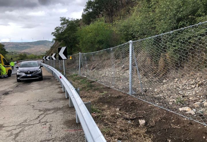 Vista della barriera paramassi RB 100 UAF installata a bordo strada