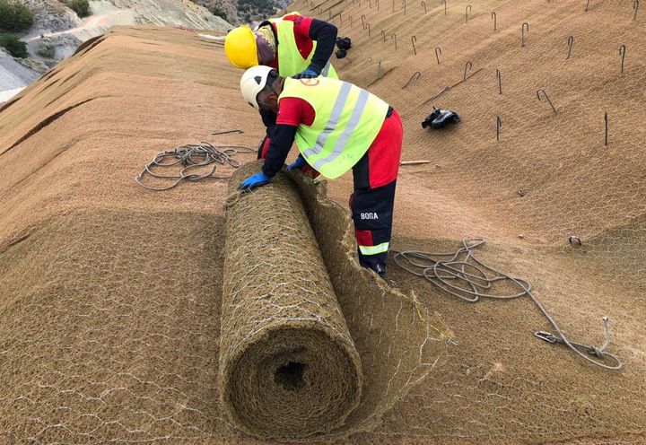 Figure 2: Unloading and installation of Macmat R1