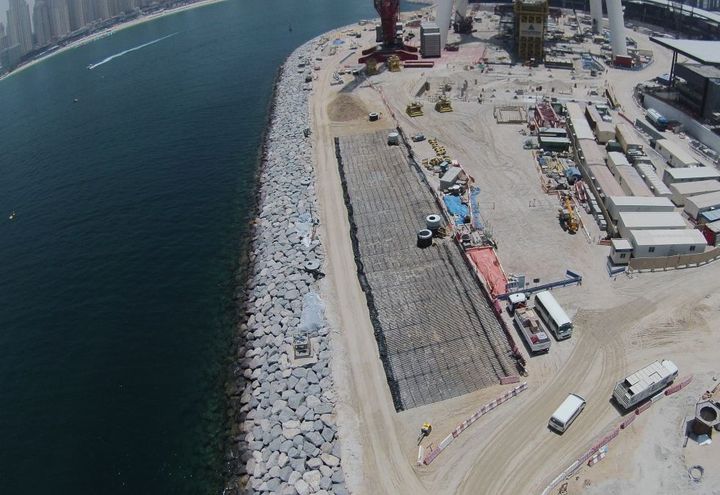 During construction: aerial view of laying of first roll of Paralink 300 geogrid