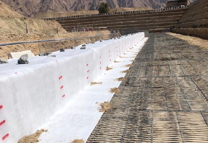 During construction : Geotextile & Paragrid geogrid installed
