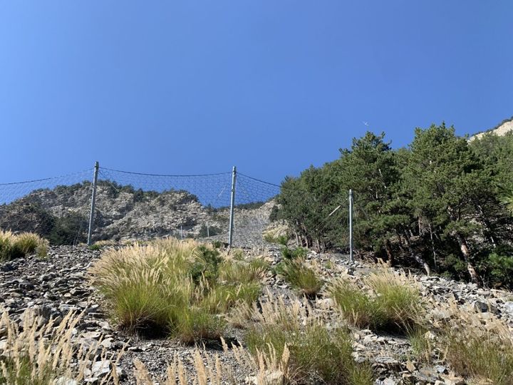 Dynamic rockfall barriers installed