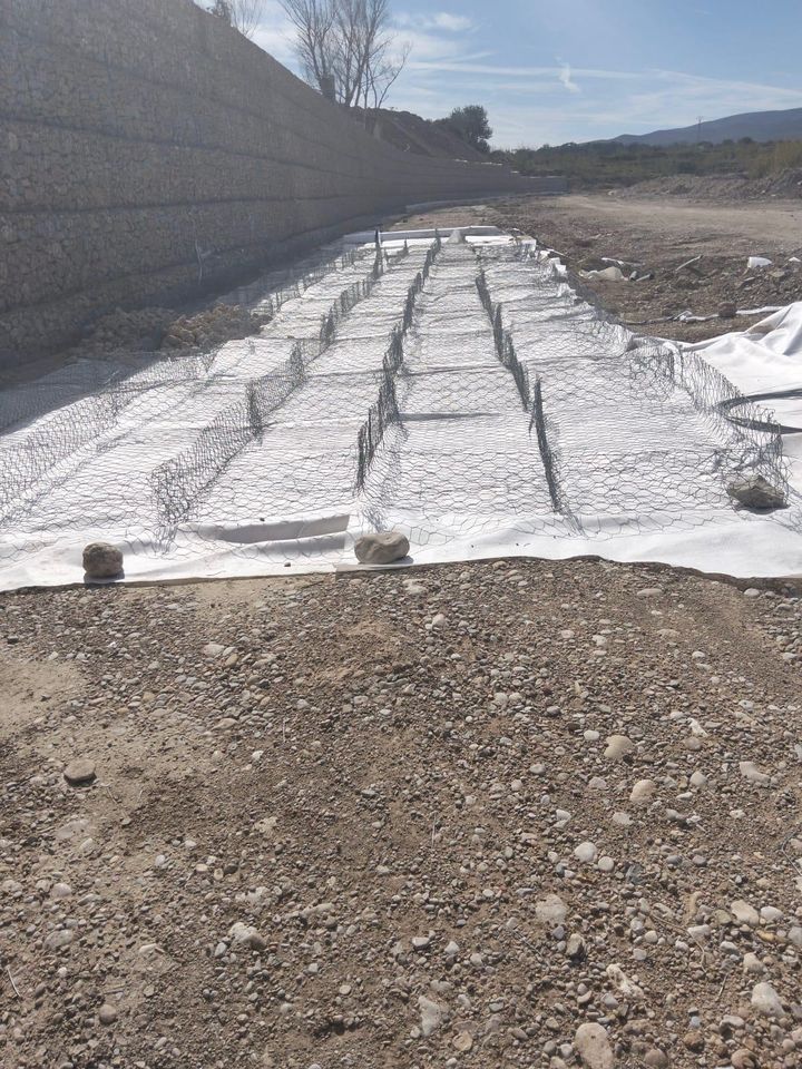 Instalación de los colchones Reno en el lecho del río