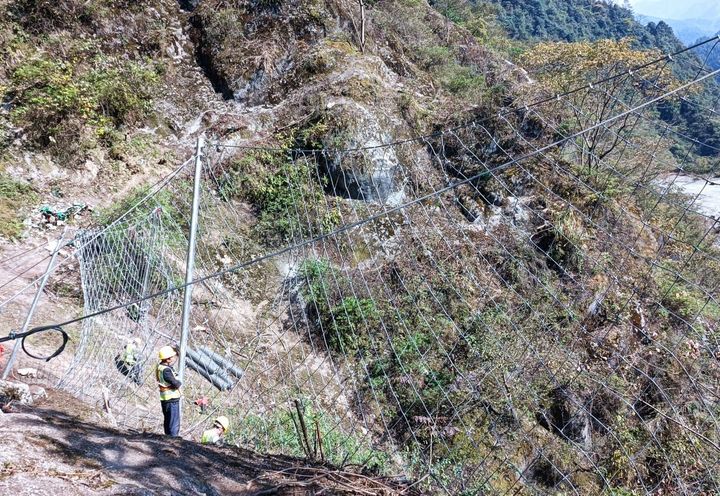 宜万线高桥坝隧道边坡落石防护项目_3