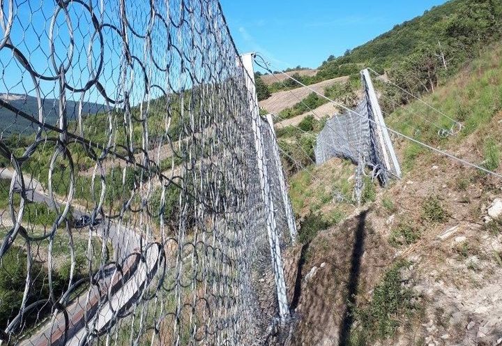 Vista di dettaglio delle barriera paramassi RB 2000 installate