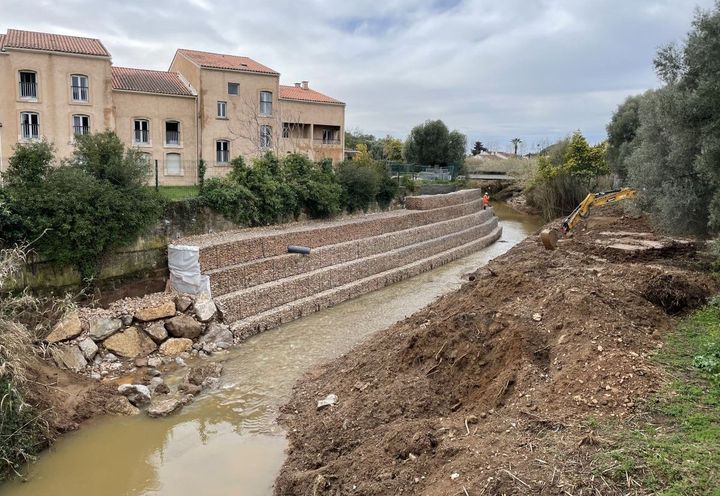 Mur poids de hauteur de 6,0m au droit du soutènement existant conservé