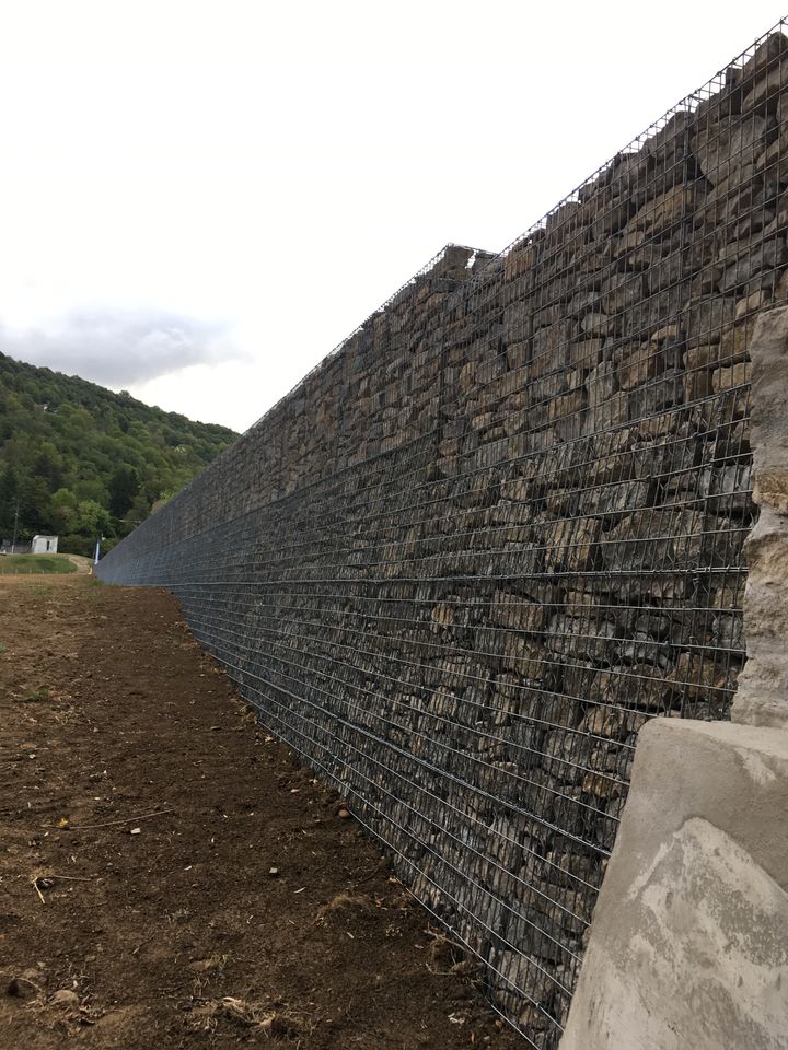 Ouvrage en Terramesh Minéral en pied, et garde corps en gabions ES en tête