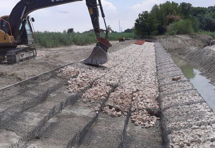 Posa in opera Materassi Reno a tergo dell'opera di sostegno in gabbioni