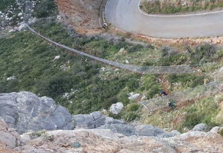 Αποψη τοποθέτησης του φράκτη ανάσχεσης βραχοπτώσεων