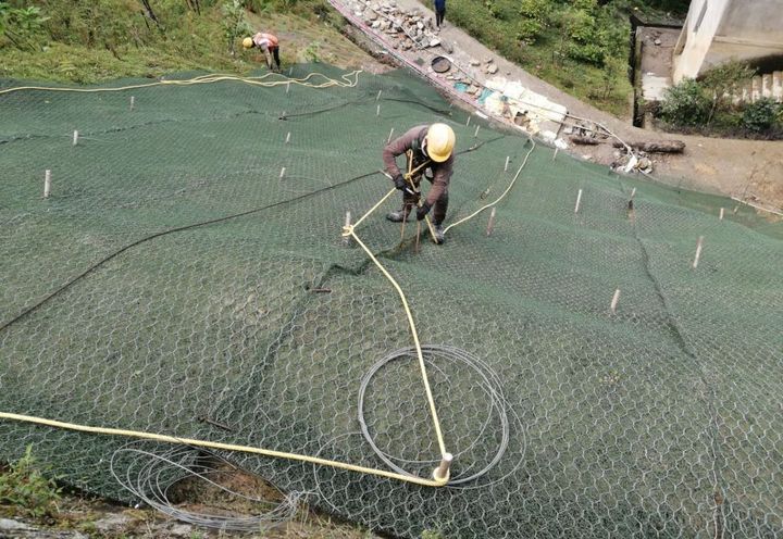 Figure 4-Protected slope during installation of Macmat R