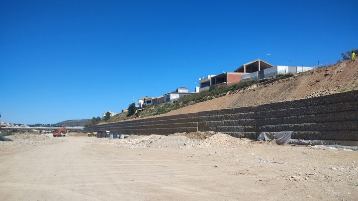 Vista frontal del muro de gaviones