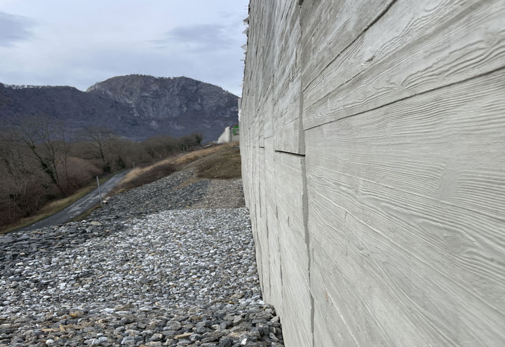Parement béton effet bois