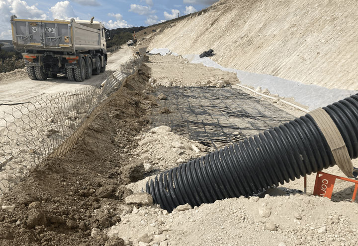 Grillage Double Torsion, géogrilles et géocomposite de drainage