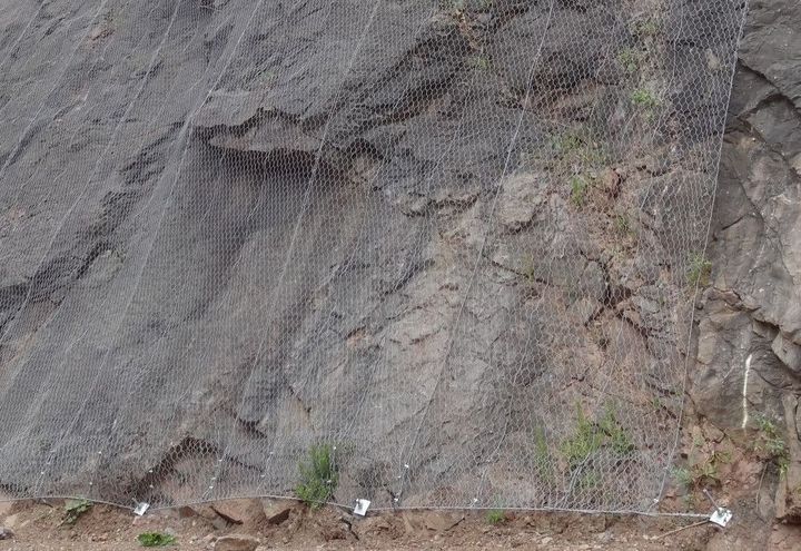 Steelgrid HR 100 PVC secured at the bottom of the slope