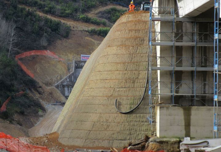 Chiusura del muro in Terramesh Verde contro la spalla di viadotto